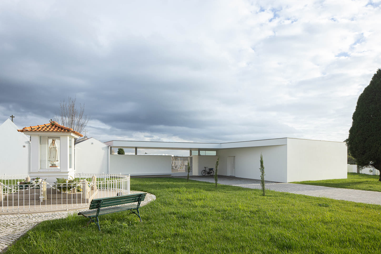 Casa Mortuária de Oliveirinha in Aveiro, Portugal | Sónia Lopes da Cruz – Arquitectura