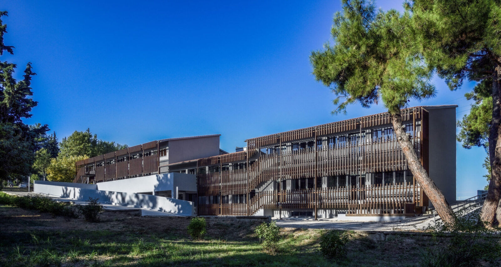 Archisearch H ELVIAL στηρίζει την ανώτατη εκπαίδευση: Τα συστήματα αλουμινίου της πρωταγωνιστούν στο ανακαινισμένο κτίριο «West Hall» του ACT (American College of Thessaloniki)