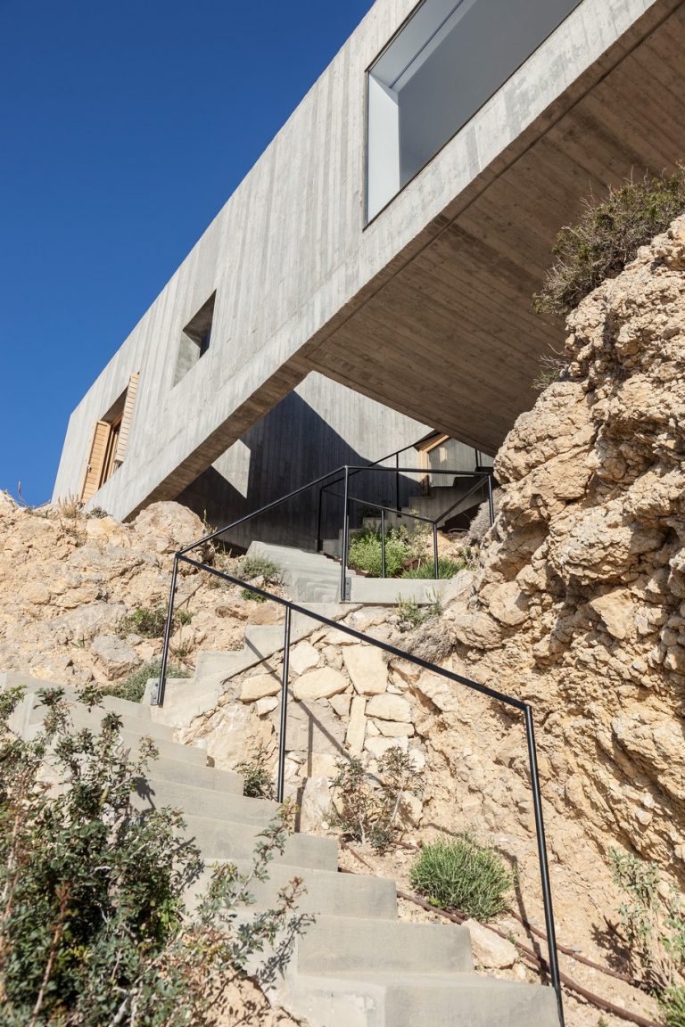 OOAK ARCHITECTS designed Patio House on a cliffside in Karpathos ...